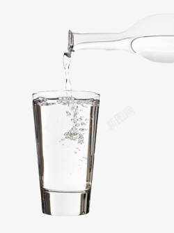 纯净水透明解渴倒出到水杯里气泡的塑料高清图片