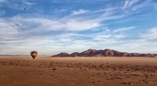 沙漠里的热气球壁纸背景