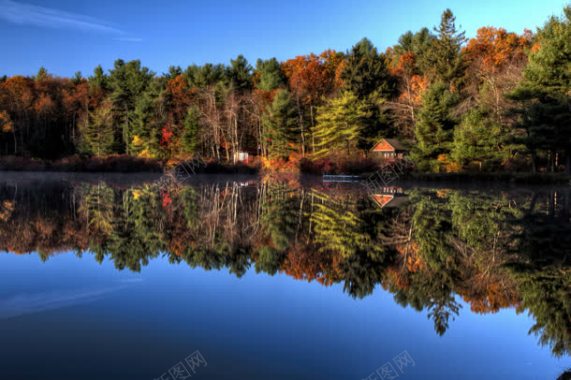 秋天风景如画湖边美景蓝色湖泊红树林水面倒影背景