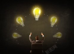 商务男士与电灯泡图片竖大拇指的职业男性与电灯泡高清图片
