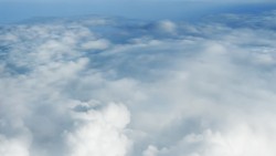 云层高空白云团簇背景