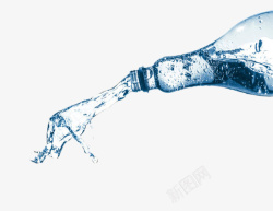 优质健康水从塑料瓶里倒出来的苏打气泡水实高清图片
