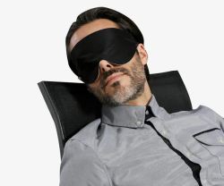 立体眼罩睡眠中的人高清图片