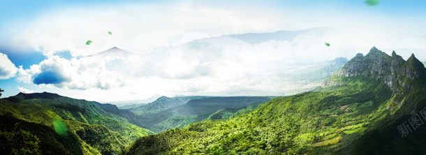 蓝天白云下的绿色山林背景