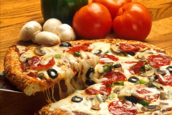 美味可口的披萨与西红柿背景