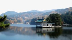 清澈湖水美丽的庐山湖中亭高清图片