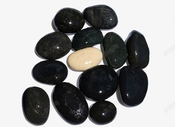 黑色石头围绕白色石头png免抠素材_新图网 https://ixintu.com 中心 光滑 沙滩 鹅卵石