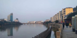 沿河清晨桥边远眺高清图片