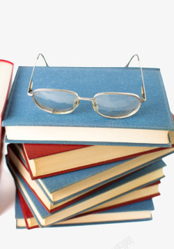 放大效果蓝色凌乱放着眼镜的堆起来的书实高清图片