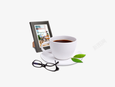 桌面放置物品元素psd免抠素材_新图网 https://ixintu.com 咖啡 桌面放置物 相框 眼镜