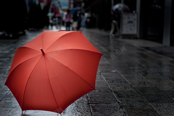 灰色街道上的红伞背景