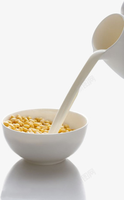 均衡搭配陶瓷杯中的牛奶正在倒入黄豆碗高清图片