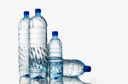 透明解渴排列放着带倒影的塑料瓶素材