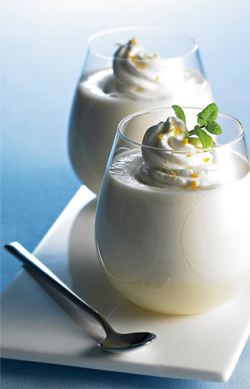 缁胯壊娓愬彉清新酸奶杯装饰高清图片