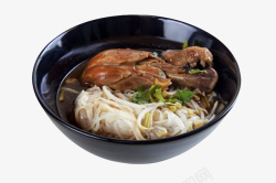 肉类制品黑色碗里的鸡腿汤面高清图片