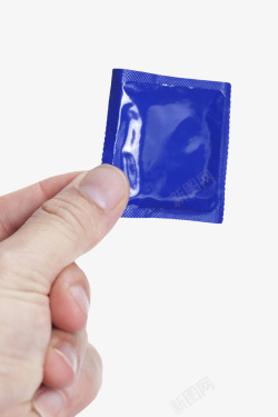 手拿着蓝色包装的避孕套素材