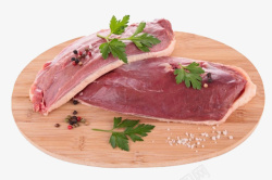 肉类制品砧板上新鲜的鸭胸肉高清图片