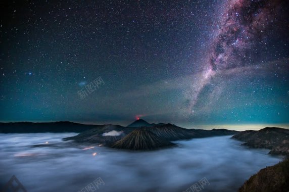 火山喷发蓝天火光背景