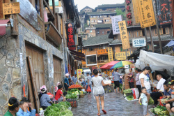 街道行人小镇繁华街道景观高清图片