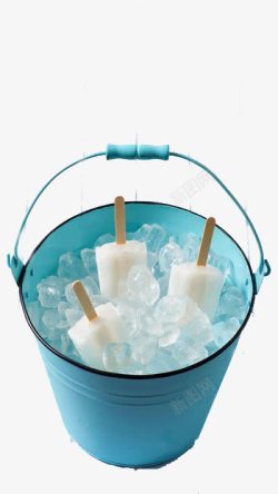 蓝色饮水桶蓝色桶中的白色冰棍高清图片