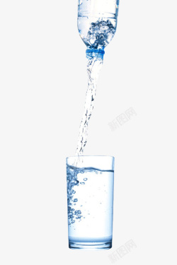 塑料透明杯透明解渴从高处倒出来的塑料瓶饮高清图片