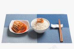 餐巾布白色米饭配辣白菜高清图片