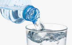 透明解渴到在玻璃杯上的塑料瓶饮素材