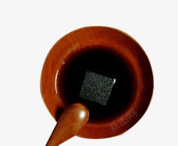 黑糖姜茶饮品木盘里的黑糖水高清图片