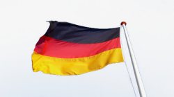 德国风风中飘舞的德国国旗高清图片
