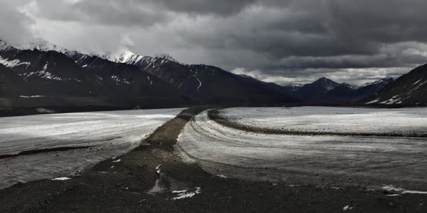 乌云下雪后小路山峰背景