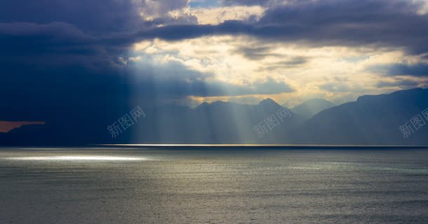 云层光线平静的海面背景