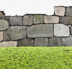 假草墙石块围墙与草坪高清图片
