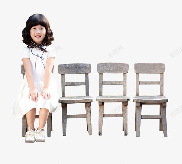 微笑坐在小椅子上的女孩png免抠素材_新图网 https://ixintu.com 儿童 写真 可爱 可爱小女孩 可爱的 可爱的小女孩 图案 天真 女孩 孩子 小女孩 小椅子 微笑 微笑的小女孩 白色裙子 童年 美丽 萌 金色童年 长发