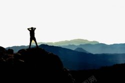 灞嬮鐨勯洩登上山顶的旅行者高清图片