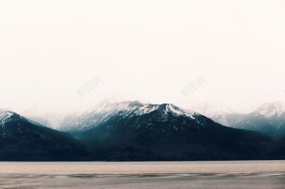 灰色迷雾雪山山峦背景
