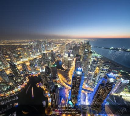 繁荣的大都市夜景背景