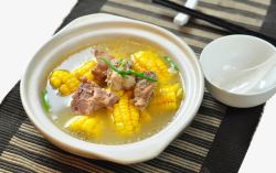玉米排骨汤和一副碗勺子素材