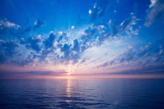 蓝天云彩夕阳海面背景
