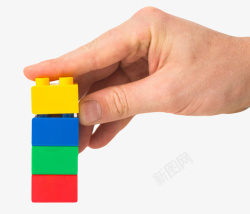 手指握着的玩具塑料积木实物素材