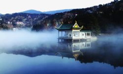 清澈的湖水烟雾缭绕的庐山高清图片