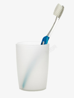 水杯用具白色塑料杯子里的蓝色牙刷实物高清图片