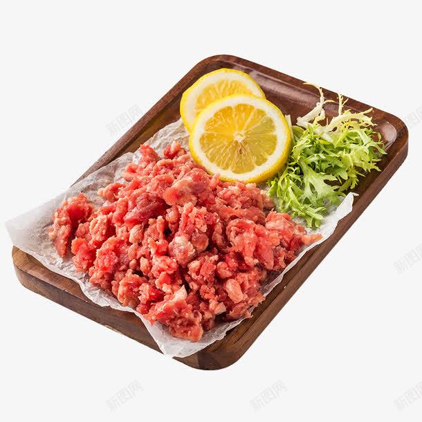 一盘碎牛肉png免抠素材_新图网 https://ixintu.com 一盘碎牛肉 产品实物 木盘 柠檬片 牛肉馅 生鲜 碎肉 肉类 芝麻叶