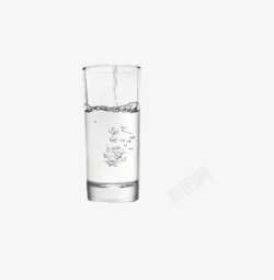 半透明水玻璃杯中的半杯水高清图片