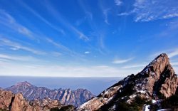 蓝天白云岩石高山背景