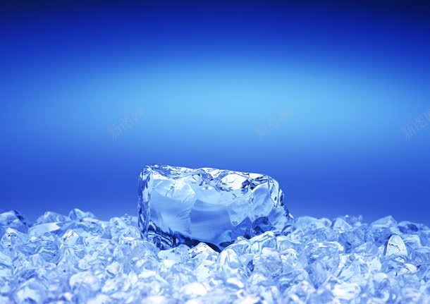 碎冰上的蓝色透明冰块png免抠素材_新图网 https://ixintu.com 冰块 碎冰 蓝色 透明