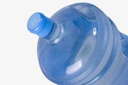 透明解渴蓝色家庭装倾斜的塑料瓶素材