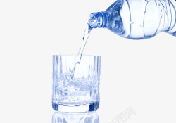 带来健康好水塑料水瓶里倒出的苏打气泡水实物高清图片