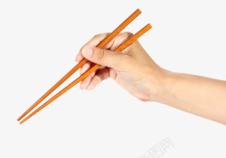 黄色木制棋盘手拿筷子高清图片