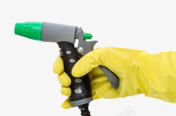 保护手套戴着黄色手套拿着洗车水枪实物高清图片