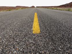水泥公路公路上的黄线高清图片